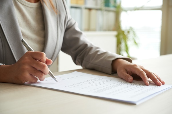 Professionista redige un contratto di lavoro.