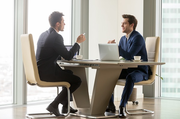 Esperto in fusioni e acquisizioni offre la sua consulenza.
